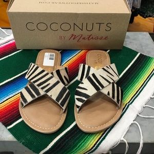 Pebble Flat Sandals